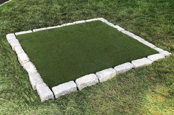 Atlanta Tee box made of synthetic grass surrounded by stone border