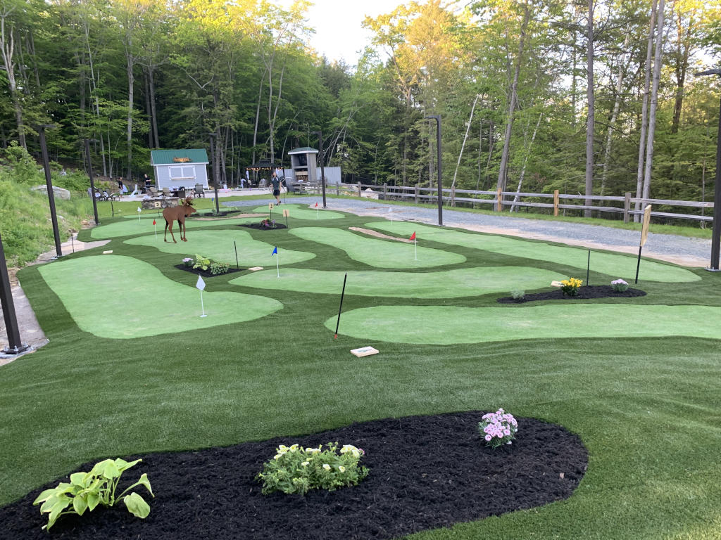 Use versitile settings for your Atlanta mini golf course.